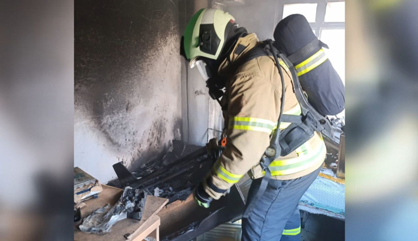 Balıkesir'de 3 katlı binadaki yangın söndürüldü - Fotoğraf: 3