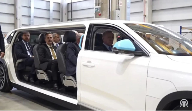 Togg'un limuzin versiyonu şaşırttı! Cumhurbaşkanı Erdoğan binip tesisi gezdi - Resim: 2