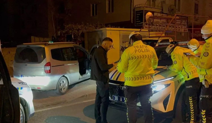 Kayseri'de hareketli dakikalar! Trafik polisi bile şaşırdı: "Mertcan bu ne Mertcan" - Resim: 2