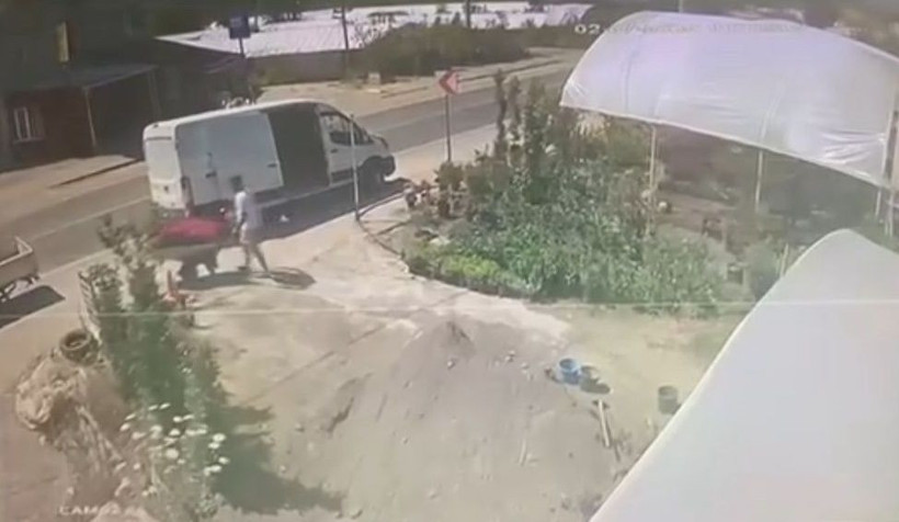 Yalova'da 4 aracın karıştığı kaza kamerada: Yol kenarındaki işçi ölümden döndü - Resim: 3