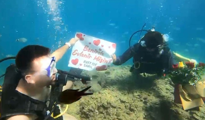 Su altında evlilik teklifi yapıp, yüzük taktı - Resim: 4
