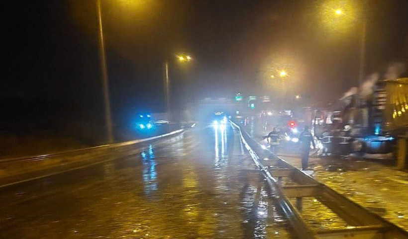 Gaziantep'te bariyerlere çarpıp yanan TIR'ın şoförü yaralandı - Resim: 1