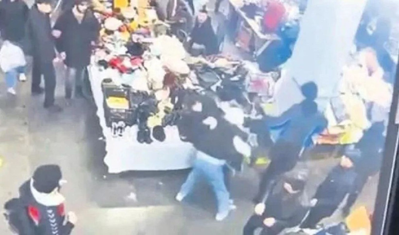 Kadıköy’deki bit pazarında bıçaklı dehşet: İtalyan şefin oğlu yaşam mücadelesi veriyor - Fotoğraf: 4