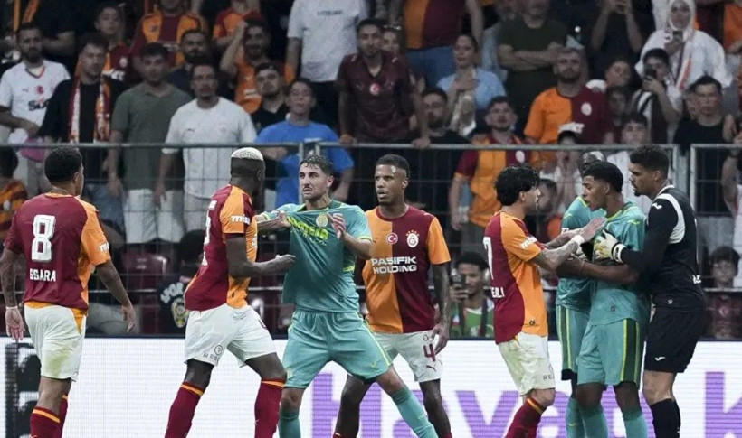 Galatasaray-Villarreal maçında olay! Osimhen'i 5 kişi zor tuttu - Fotoğraf: 2