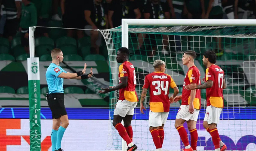 Sporting maçında Okan Buruk'u çıldırtan penaltı kararı! Hakemlere yoğun tepki - Fotoğraf: 2