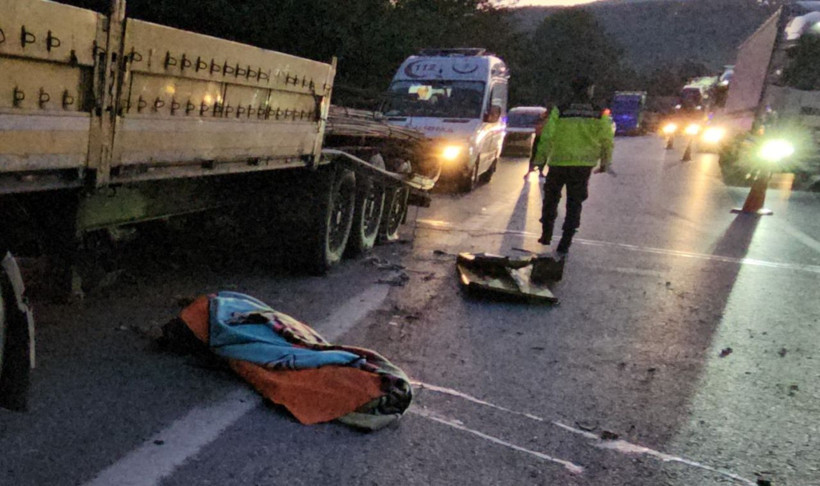 Patlayan lastiği değiştirirken, TIR’ın çarptığı sürücü öldü - Resim: 2