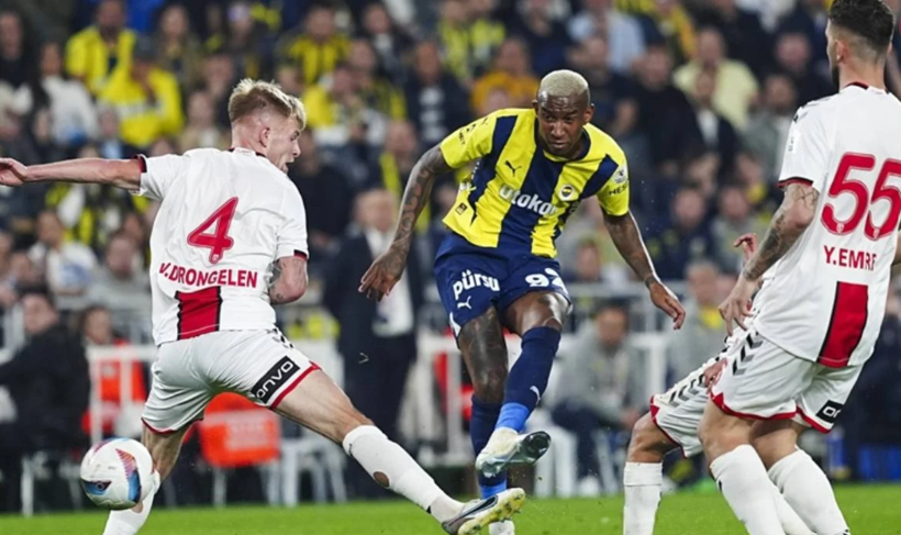 Sergen Yalçın yıldız isme fena yüklendi! "Sen bu maçları kazandırmak için alındın" - Resim: 1