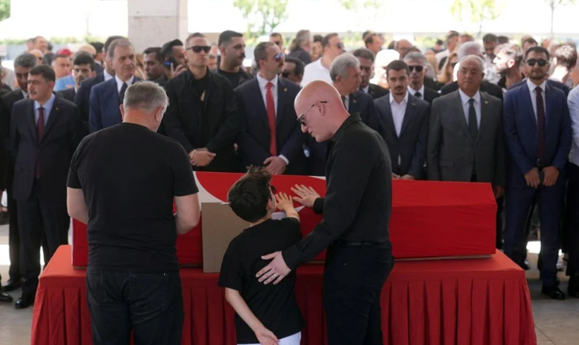 Usta sanatçı Kenan Işık son yolculuğuna uğurlandı - Resim: 3