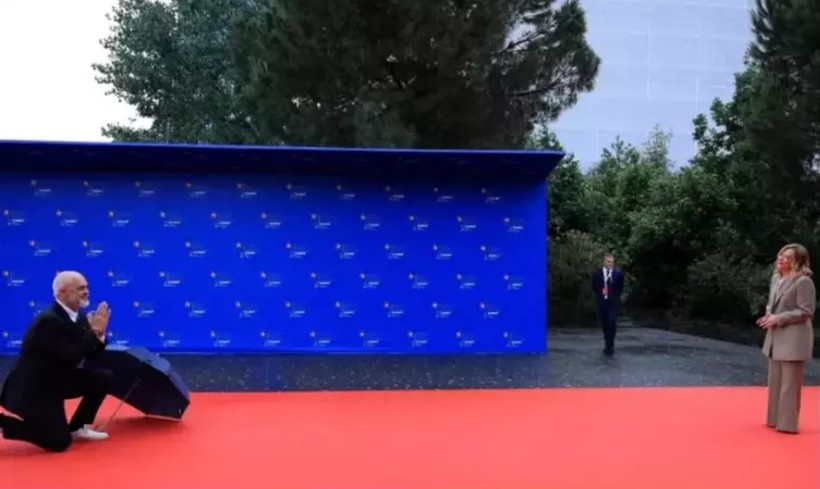 Erdoğan'ın da katıldığı zirveye damga vuran görüntü! Kırmızı halıda diz çökerek karşıladı! - Resim: 4