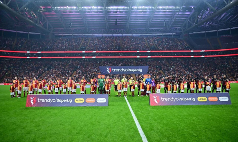 Trio ekibi birbirine girdi: Penaltı ve kırmızı kartlar! Galatasaray maçının önüne geçen pozisyon - Resim: 1