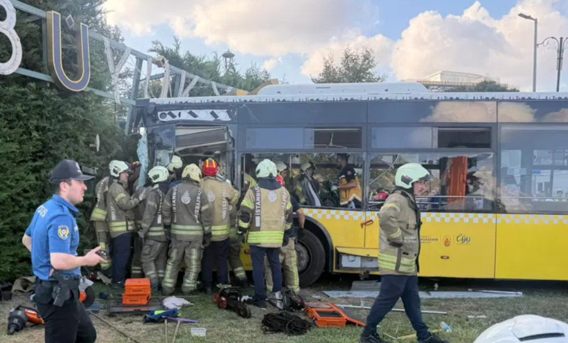 İETT otobüsü bahçe duvarına çarptı. 2 ölü, 16 yaralı - Fotoğraf: 3