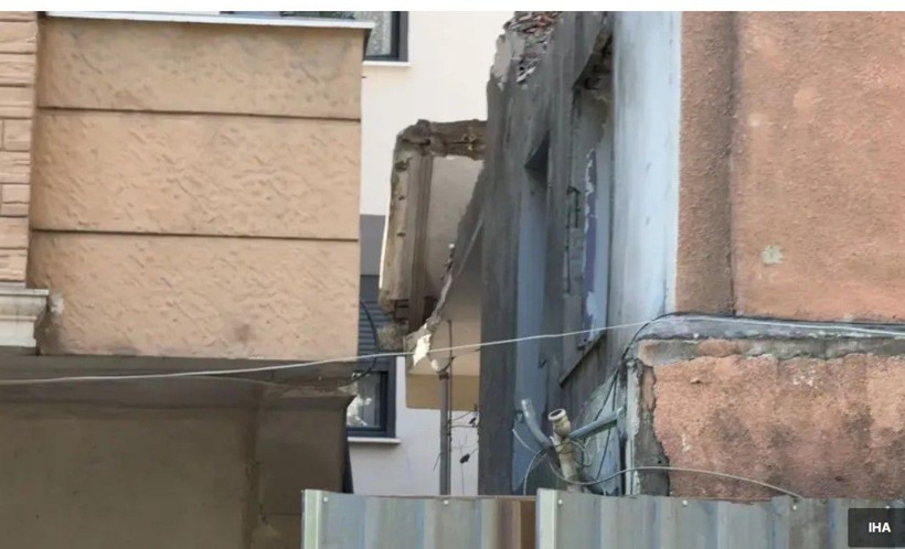 İstanbul Küçükçekmece'de binada kısmi çökme. 3 işçi duvarın altında kaldı - Fotoğraf: 3