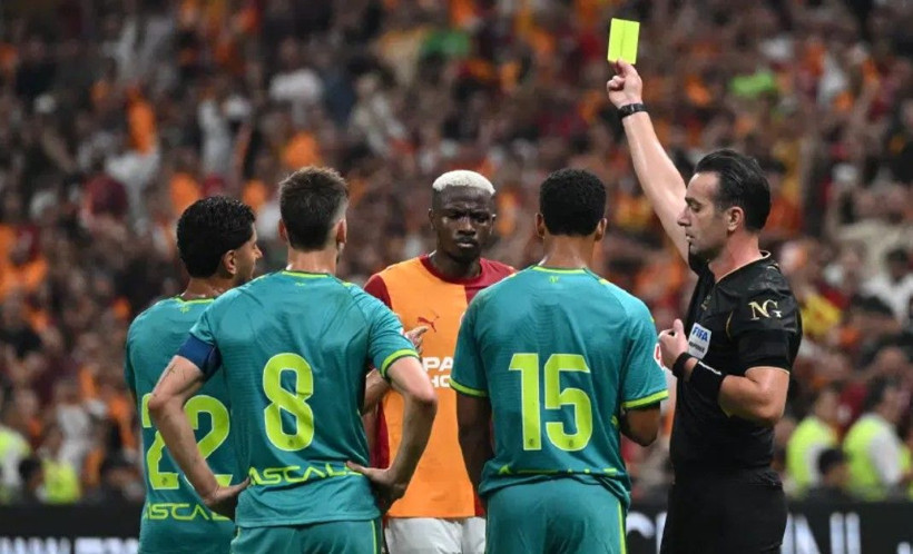 Galatasaray-Villarreal maçında olay! Osimhen'i 5 kişi zor tuttu - Fotoğraf: 4