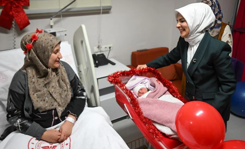 Bakanlardan İstanbul ve Ankara'da yeni yılın ilk bebeklerine ziyaret - Resim: 4