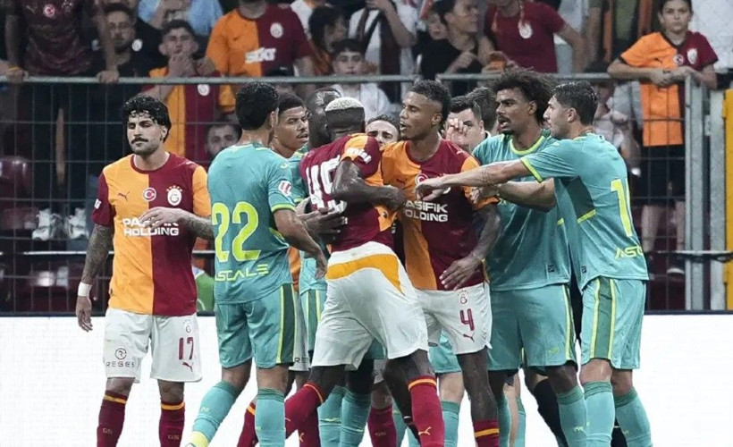 Galatasaray-Villarreal maçında olay! Osimhen'i 5 kişi zor tuttu - Fotoğraf: 3