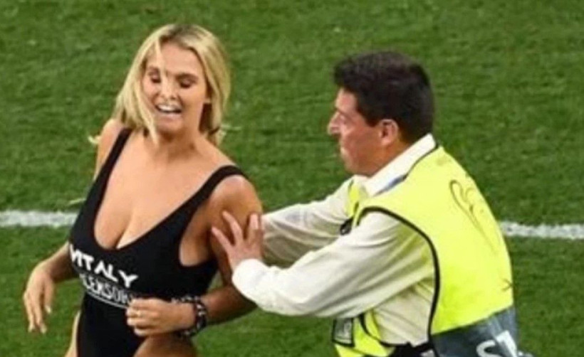 Kinsey Wolanski yeni mesleğiyle şaşırttı! Sahaya mayoyla atlamıştı - Resim: 1