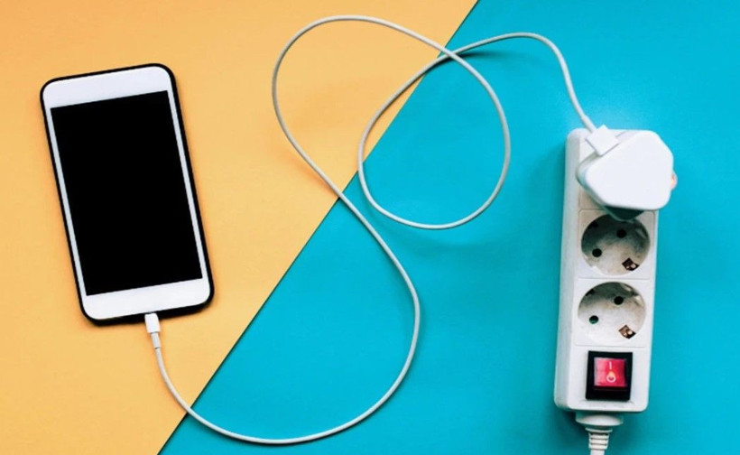 Telefonunu bu saatlerde şarj eden yandı! Bataryanın ömrünü 5 yıl kısaltıyor - Resim: 1