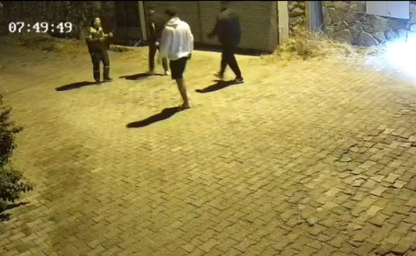 Takip ettikleri motosikletli kuryenin önünü kesip darbettiler - Resim: 4