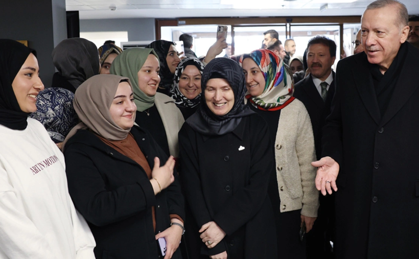 Cumhurbaşkanı Erdoğan Diyanet Gençlik Merkezi'ni ziyaret etti: Tanıdık isimler eşlik etti - Resim: 1