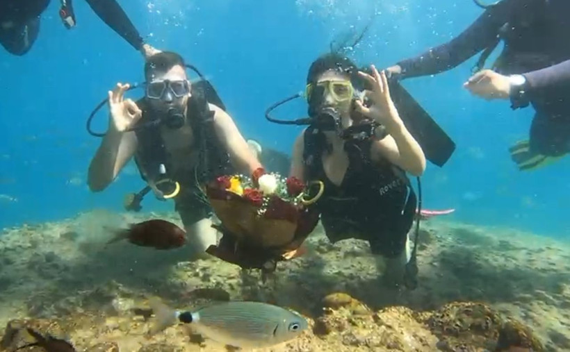 Su altında evlilik teklifi yapıp, yüzük taktı - Resim: 2