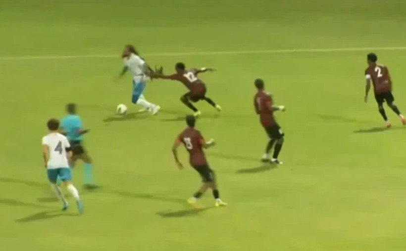 Futbol dünyası bu olayı konuşuyor! Uzun saçlarıyla rakibe 2 kırmızı kart aldırdı - Fotoğraf: 2