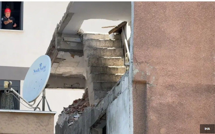 İstanbul Küçükçekmece'de binada kısmi çökme. 3 işçi duvarın altında kaldı - Fotoğraf: 2