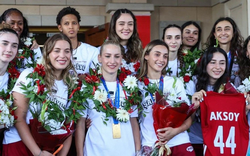 Şampiyonlar evinde! Filenin Sultanları'na coşkulu karşılama - Fotoğraf: 8