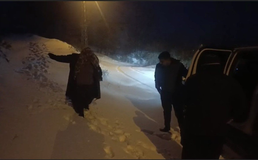 Osmaniye’de karda mahsur kalan iki kadını ekipler kurtardı - Resim: 2