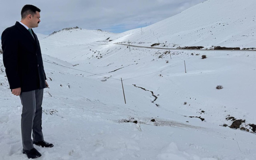 Minibüs, karla kaplı şarampole devrildi; sıkışan şoför kurtarıldı - Resim: 4