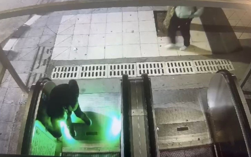 Şehir magandaları kamerada: Yürüyen merdiveni durdurup kaçtılar - Resim: 4