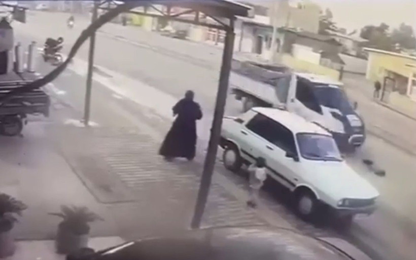 Yolun karşısına koşarken kamyonetin çarptığı çocuk ağır yaralandı; kaza anı kamerada - Resim: 3