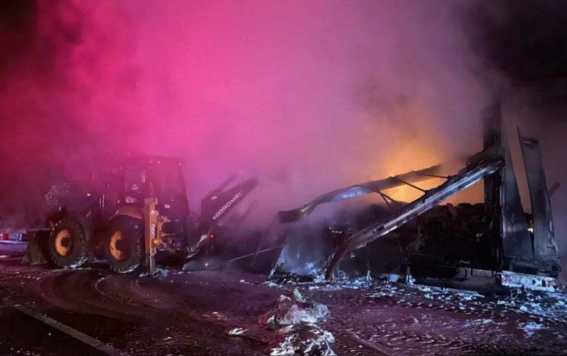 D-100'de TIR alev aldı! İçindeki malzemeler kül oldu - Resim: 1