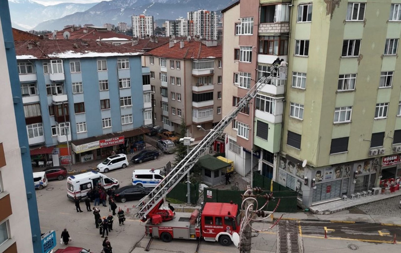5 katlı apartmanda yangın paniği: 8 kişi itfaiye ekiplerince kurtarıldı - Fotoğraf: 3
