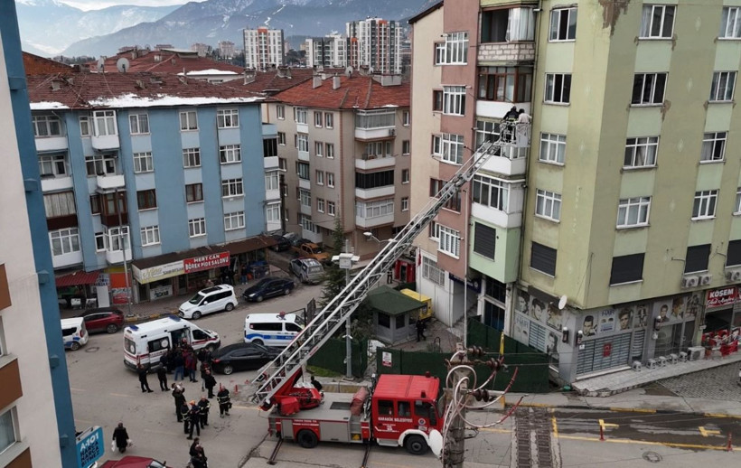 5 katlı apartmanda yangın paniği: 8 kişi itfaiye ekiplerince kurtarıldı - Resim: 3