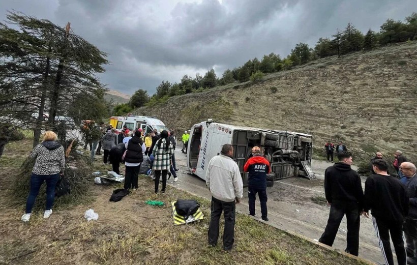 Isparta'da yolcu minibüsü devrildi: Çok sayıda yaralı var! - Resim: 1