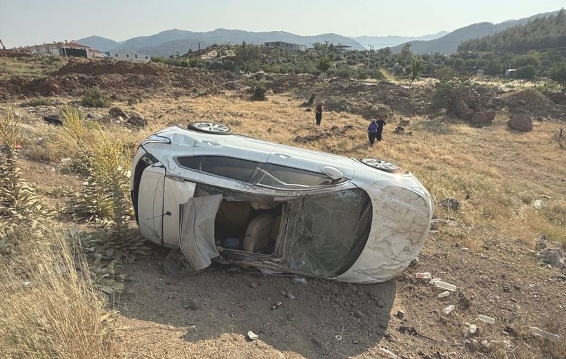 2 otomobilin karıştığı kazada 1'i çocuk 5 kişi yaralandı - Resim: 3