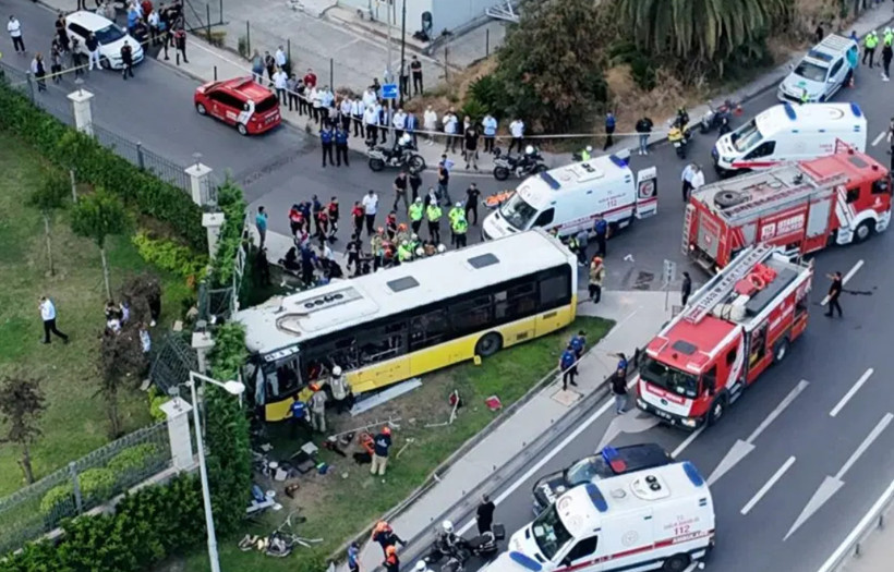 İETT otobüsü bahçe duvarına çarptı. 2 ölü, 16 yaralı - Fotoğraf: 2