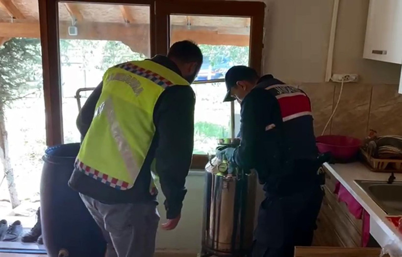 Tekirdağ’da bağ evinde 558 litre sahte içki ele geçirildi - Resim: 1