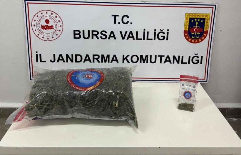 Samanlıkta kurumaya bırakılan 4 kilo esrar ele geçirildi - Resim: 2