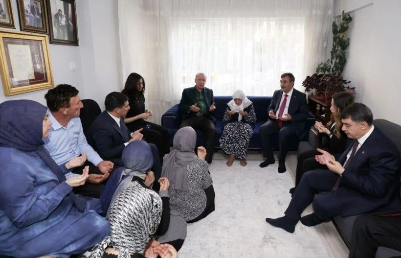 Cumhurbaşkanı Erdoğan'dan, 15 Temmuz'da iki oğlu ve damadı şehit olan Muzaffer nineye ziyaret - Resim: 1