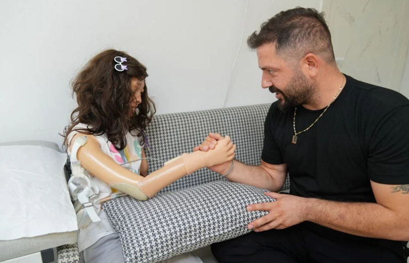 Her şeye meydan okuyor, ressam olmak istiyor! Protez koluna da kavuştu - Resim: 2