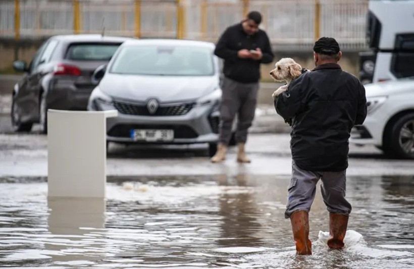 Fırtınayla birlikte kuvvetli sağanak geliyor - Resim: 1