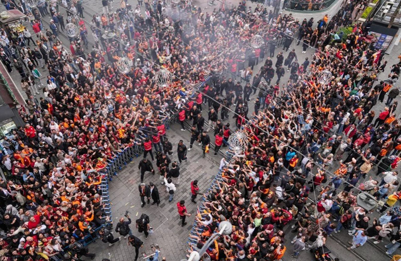 Galatasaray, 25. şampiyonluk kupasını aldı! Yenikapı'da taraftar rekoru kırıldı - Fotoğraf: 23