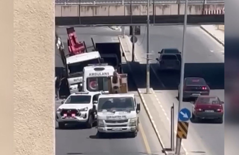 Yalova'da vinç yüklü TIR alt geçitte sıkıştı - Resim: 4