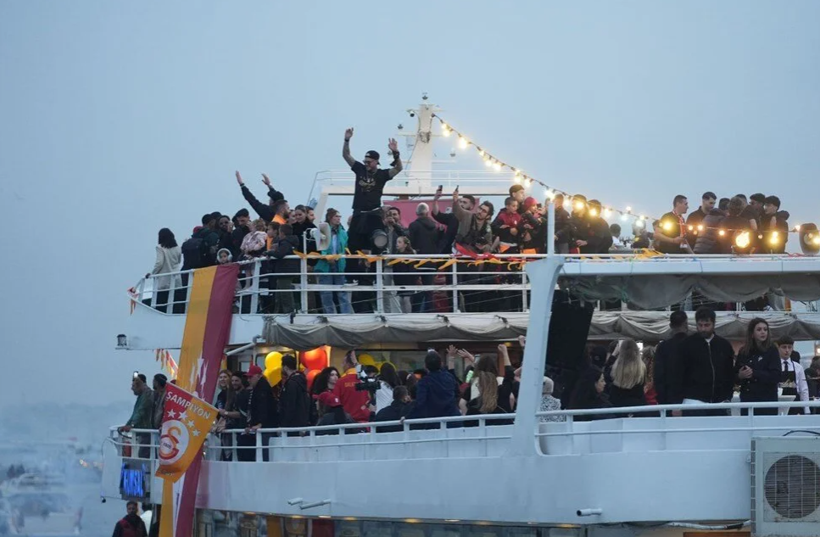 Galatasaray, 25. şampiyonluk kupasını aldı! Yenikapı'da taraftar rekoru kırıldı - Fotoğraf: 24