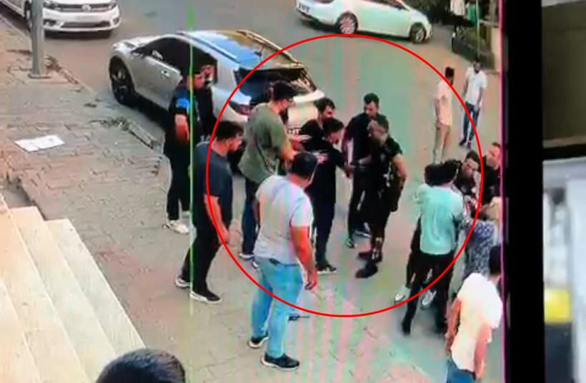 Şüpheliler ile polisler arasında arbede çıktı - Resim: 2