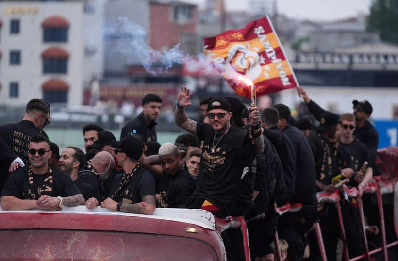 Galatasaray, 25. şampiyonluk kupasını aldı! Yenikapı'da taraftar rekoru kırıldı - Fotoğraf: 27