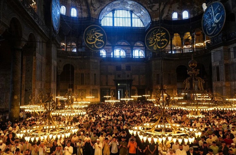 Yurtta bayram namazı coşkusu... Ayasofya’ya akın ettiler - Resim: 4