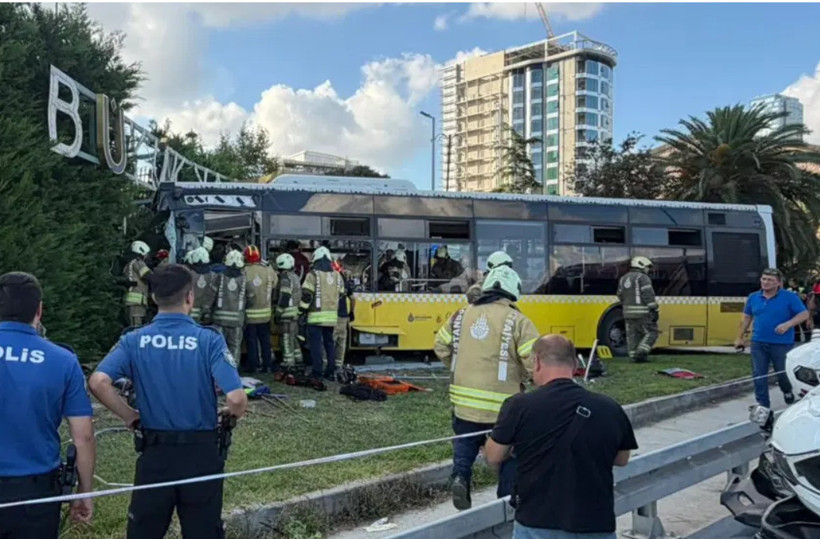 İETT otobüsü bahçe duvarına çarptı. 2 ölü, 16 yaralı - Fotoğraf: 4