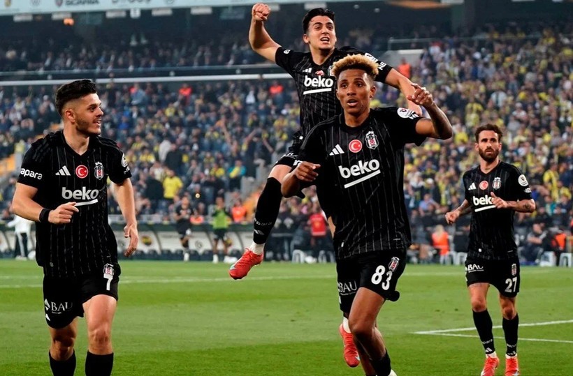 Kadıköy'de tarihi dakikalar: Fenerbahçeli taraftarlar Beşiktaş'ı alkışladı - Resim: 2